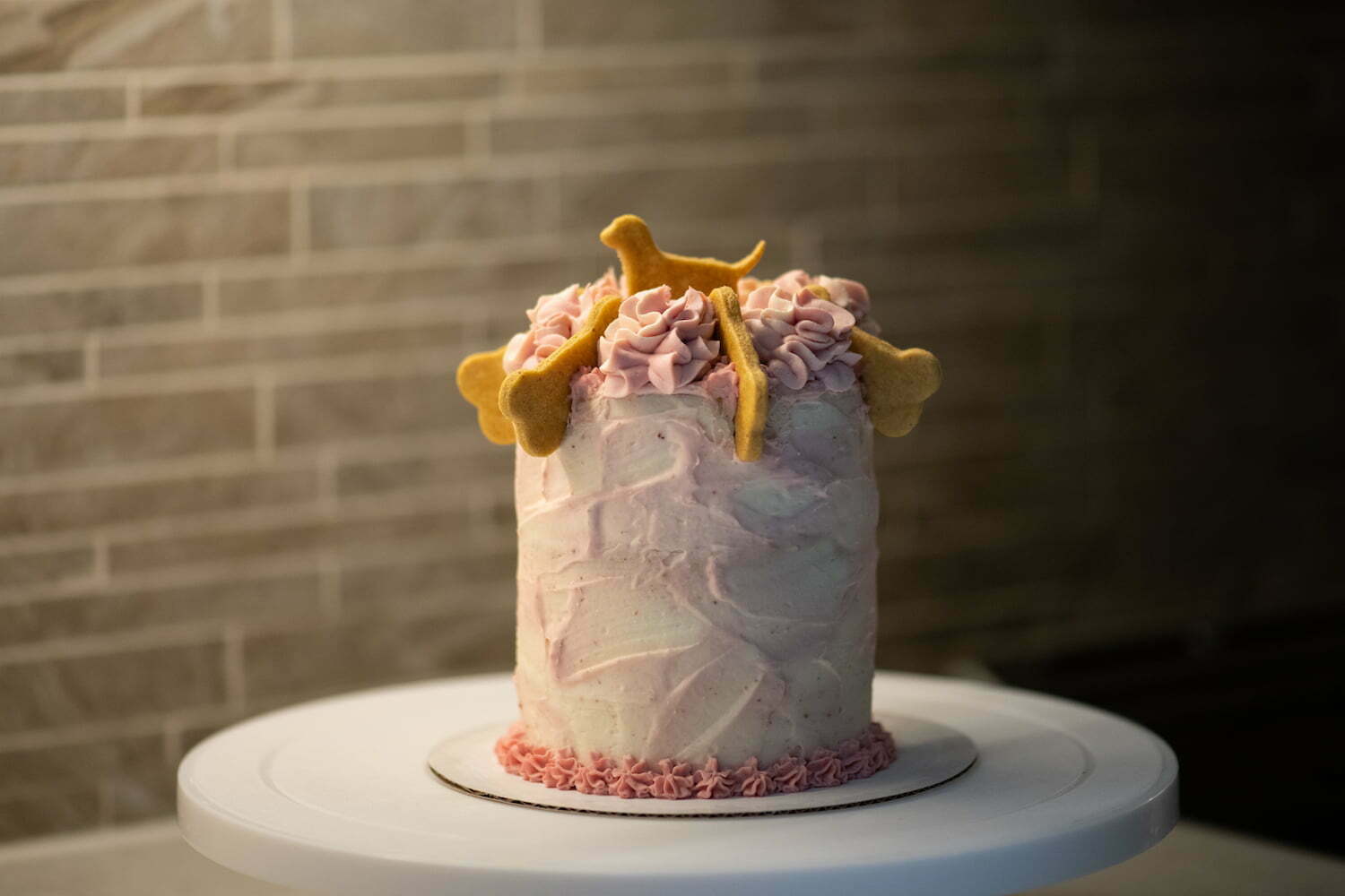 Watercolour cake with cookies