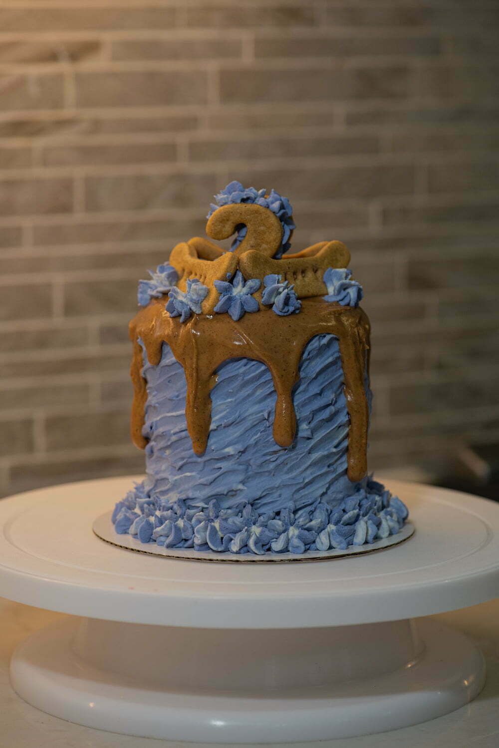 Strokes cake with cookies and peanut butter drip