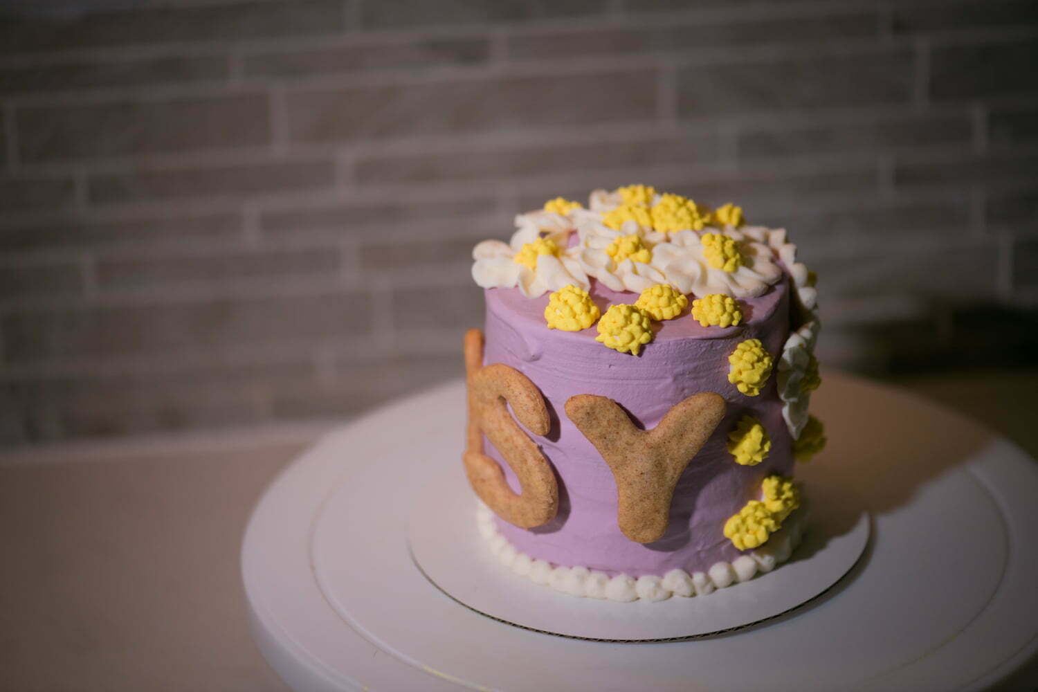 Custom daisy cake with cookies name