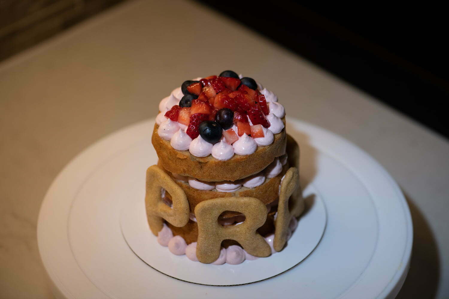 Naked cake with cookies